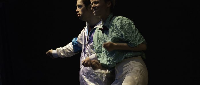 Lukas und Anno stehen nebeneinander mit den Armen untergehakt und blicken zum Publikum. Rockstar-Posen - Freude am Performen.